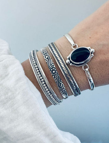 Sari Onyx Bangle